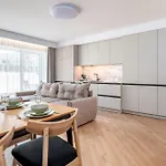 Modern Retreat I I By Cohost بالانغا