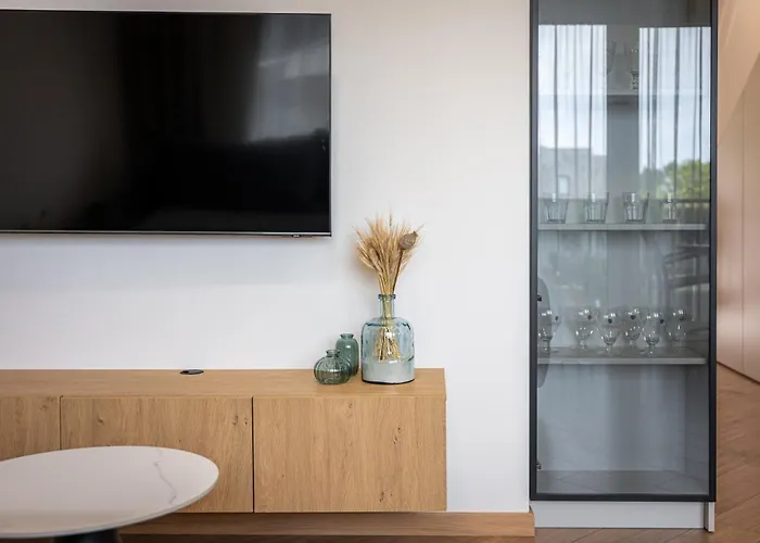 Apartment Modern Retreat I I By Cohost